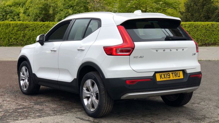 Volvo XC40 2.0 D3 Momentum 5dr AWD Geartronic (Winter Pack, Smartphone Integration) Estate Diesel White
