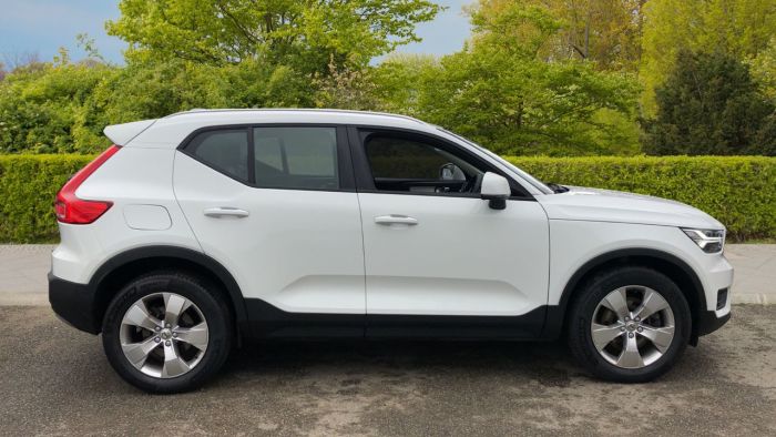 Volvo XC40 2.0 D3 Momentum 5dr AWD Geartronic (Winter Pack, Smartphone Integration) Estate Diesel White