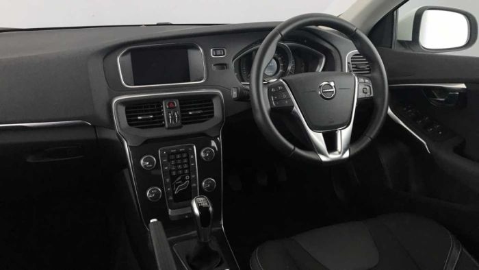 Volvo V40 2.0 T2 [122] Momentum Nav Plus (Cruise Control, Rear Park Assist, Sensus Navigation) Hatchback Petrol White