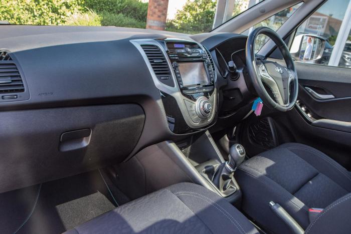 Hyundai ix20 1.4 Premium Nav Manual Blue Drive Hatchback Petrol White