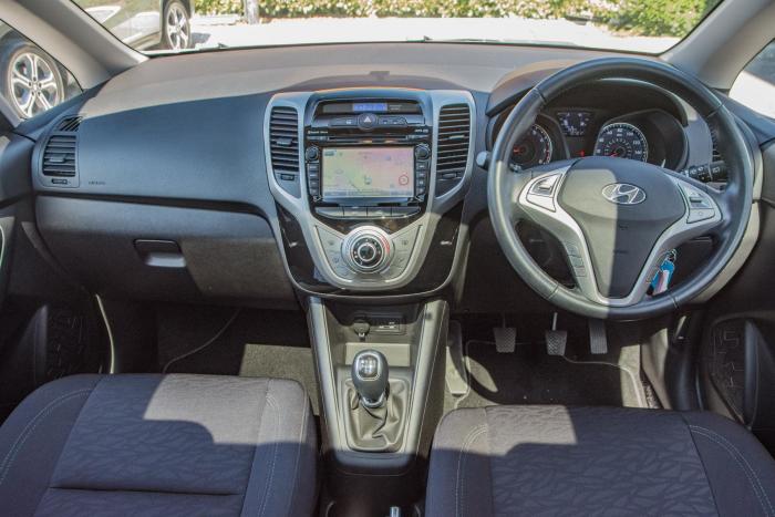 Hyundai ix20 1.4 Premium Nav Manual Blue Drive Hatchback Petrol White