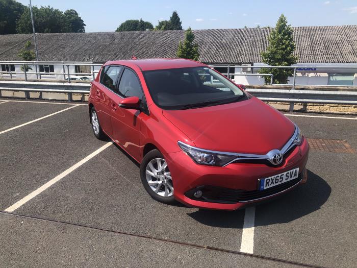 Toyota Auris 1.2 Business Edition Vv Petrol Red
