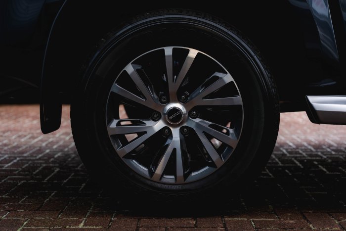 Isuzu D-Max 1.9 Dl40 Auto Diesel Obsidian Grey Mica