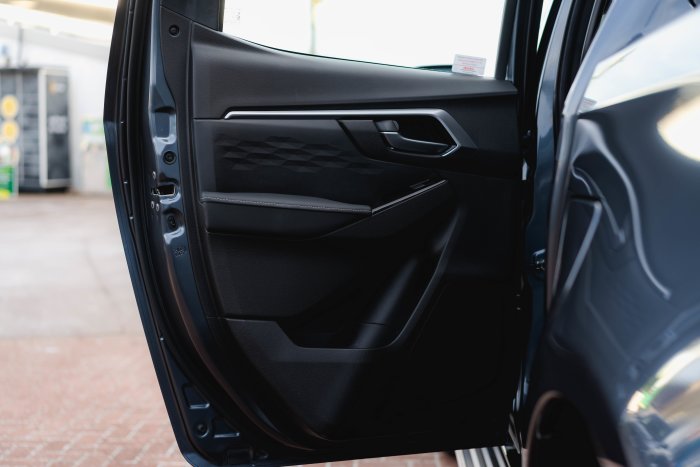 Isuzu D-Max 1.9 Dl40 Auto Diesel Obsidian Grey Mica