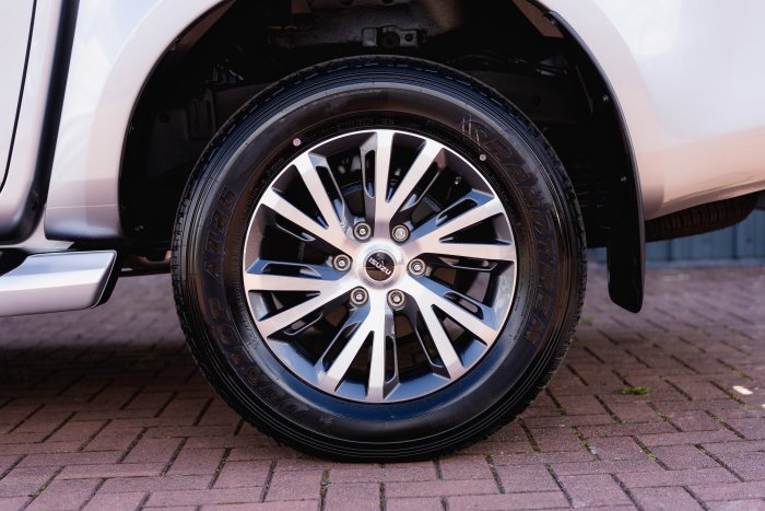 Isuzu D-Max 1.9 Dl40 Auto Diesel Mercury Silver Metallic