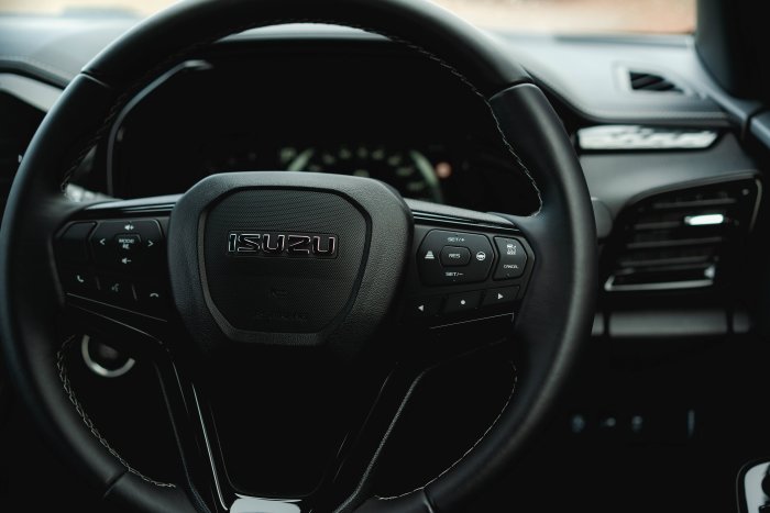 Isuzu D-Max 1.9 V-Cross Auto Diesel Onyx Black Mica