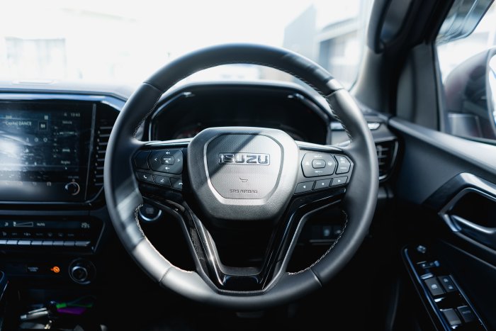 Isuzu D-Max 1.9 V-Cross Auto Diesel Red Spinel Mica