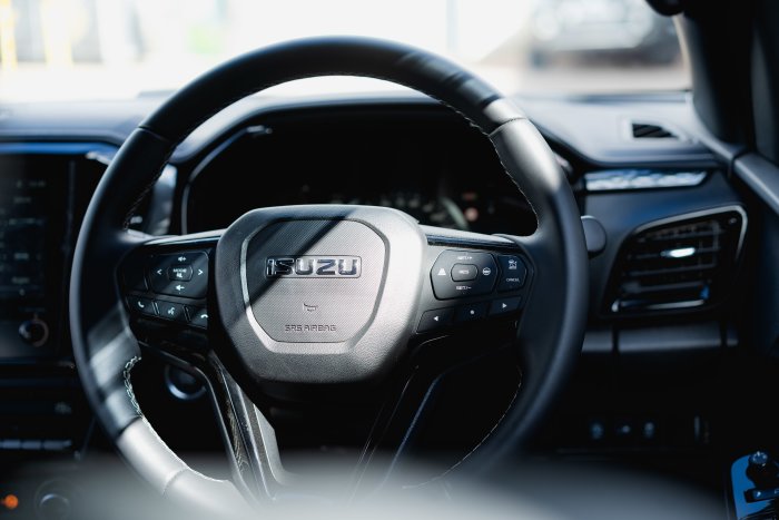 Isuzu D-Max 1.9 V-Cross Auto Diesel Red Spinel Mica