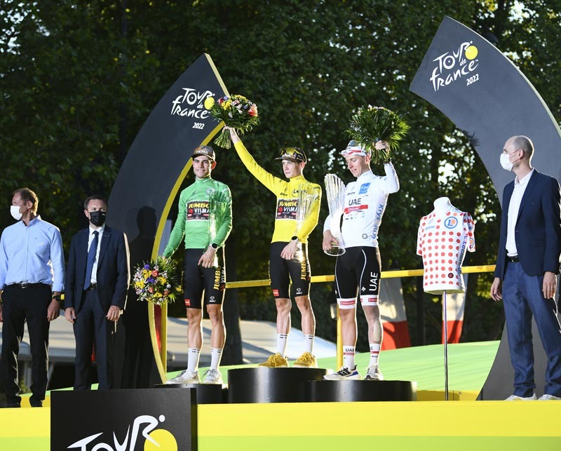 Tour de France winner Jonas Vingegaard presented with trophy from Škoda