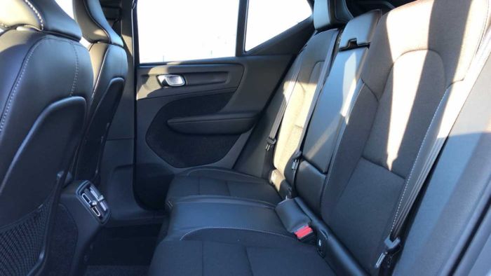 Volvo XC40 2.0 D3 Momentum (Heated Front Seats, Rear Park Assist, Heated Steering Wheel) SUV Diesel Osmium Grey