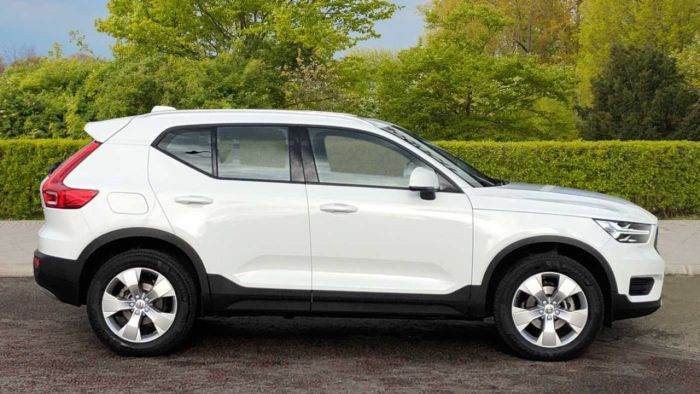Volvo XC40 1.5 T3 Momentum (Rear Parking Camera, Volvo On Call, Heated Front Seats) Estate Petrol White