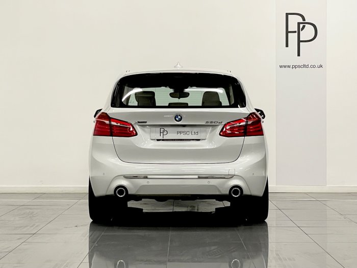 BMW 2 Series 2.0 220d xDrive Luxury 5dr Step Auto Hatchback Diesel WHITE