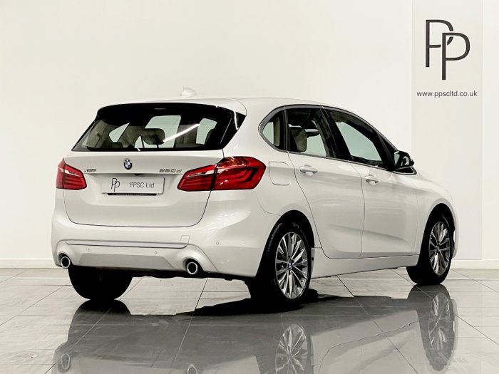 BMW 2 Series 2.0 220d xDrive Luxury 5dr Step Auto Hatchback Diesel WHITE